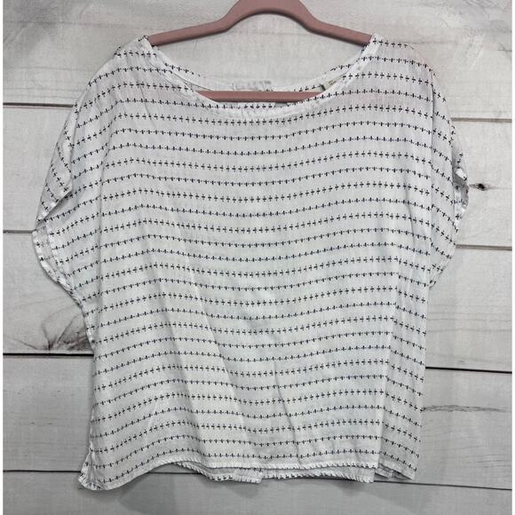 Cynthia Rowley Tops - Cynthia Rowley Size LG Top White With Bees 100% Linen Buttons Down Back